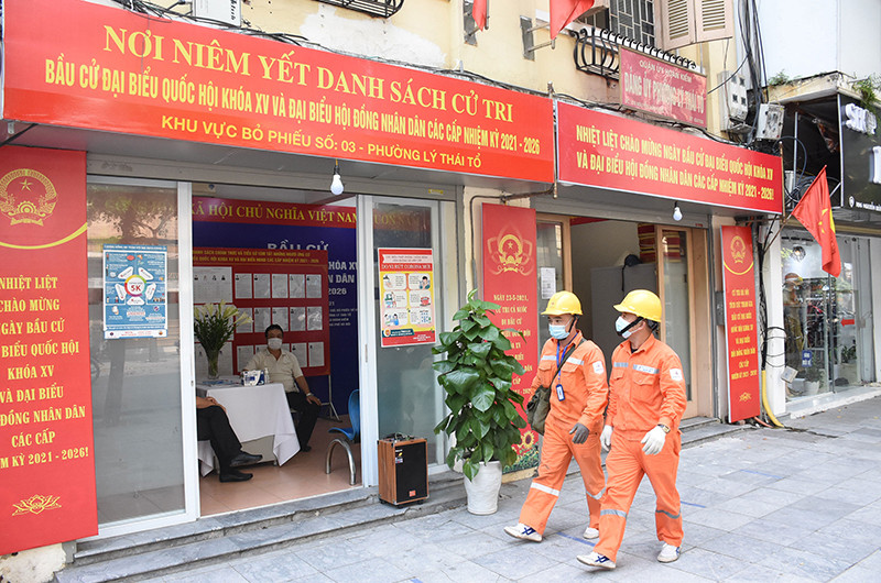 EVNHANOI cử CBCNV trực tại các địa điểm bỏ phiếu trong suốt thời gian bầu cử. (Ảnh: TIẾN HIỆP)