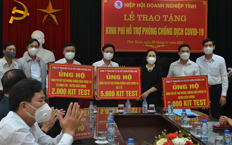 Các doanh nghiệp trao tặng gói hỗ trợ cho các địa phương ở Thái Bình chống dịch.