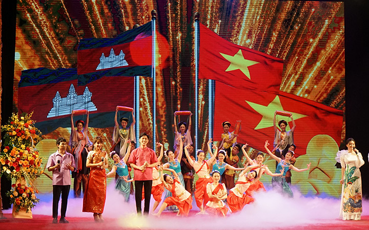 Chương trình nghệ thuật chào mừng tại Lễ kỷ niệm 55 năm Ngày thiết lập quan hệ ngoại giao Việt Nam-Campuchia tại Hà Nội ngày 24/6/2022.