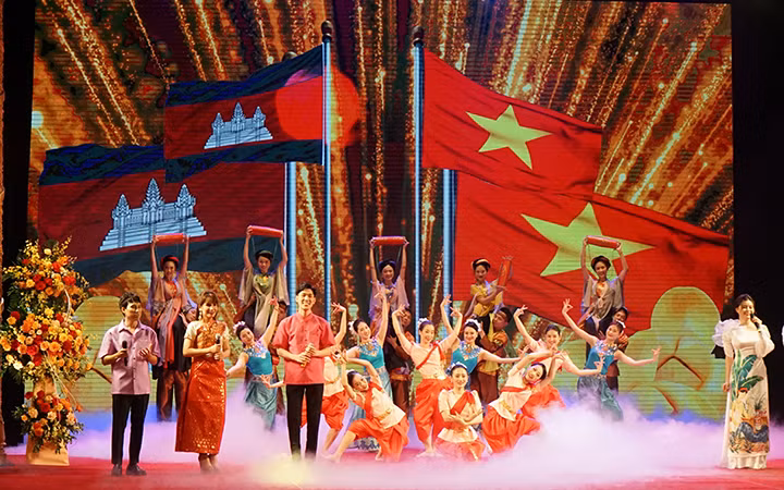 Chương trình nghệ thuật chào mừng tại Lễ kỷ niệm 55 năm Ngày thiết lập quan hệ ngoại giao Việt Nam-Campuchia tại Hà Nội ngày 24/6/2022.