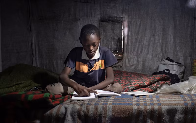 Bé trai (11 tuổi, sống tại Nairobi, Kenya) không thể học trực tuyến do gia đình không có điện thoại di động. (Ảnh: UNICEF)