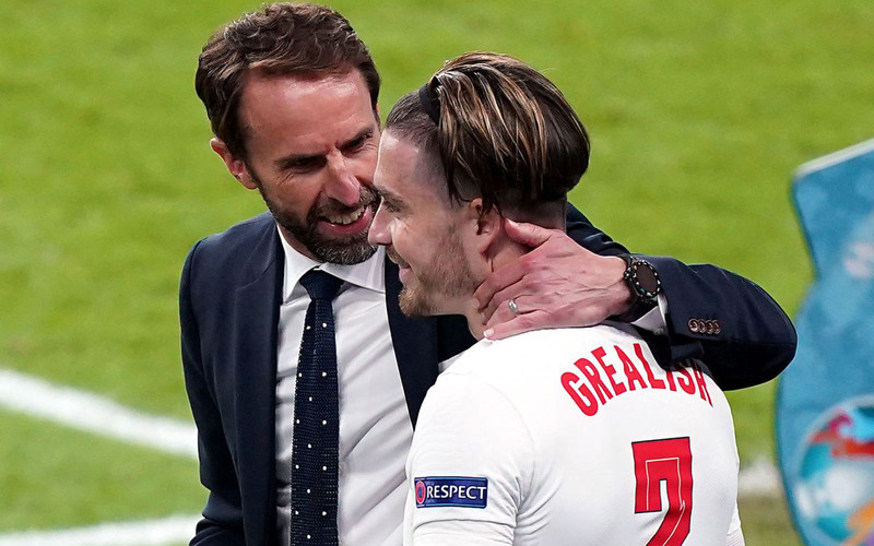 HLV Gareth Southgate và Jack Grealish sau trận đấu với Đan Mạch. (Ảnh: ExpressAndStar) 