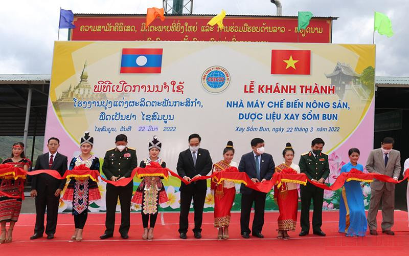 Các đại biểu cắt băng khánh thành nhà máy tại Xaysomboun. (Ảnh: Xuân Sơn)