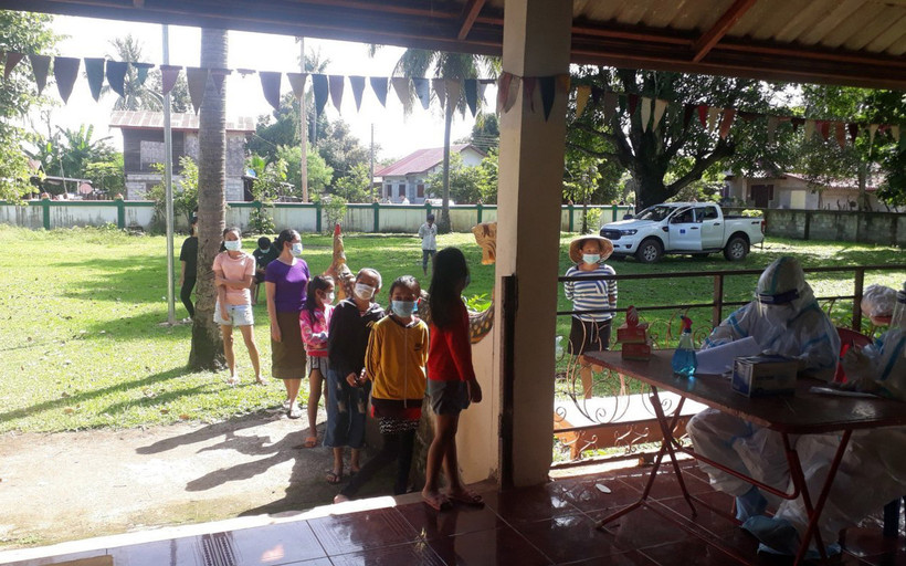 Ngày cũng như đêm, cả đoàn tranh thủ từng phút để giúp bạn phòng, chống dịch Covid-19. (Ảnh: Xuân Sơn)