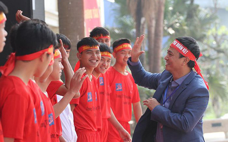 Thầy Nghiêm Hồng Trung khích lệ các học trò. (Ảnh: Tin nhanh VN)