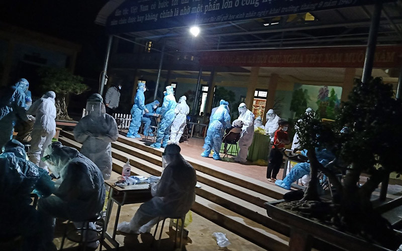 Lấy mẫu xét nghiệm cho người dân xã biên giới Na Ư trong đêm 5/11.