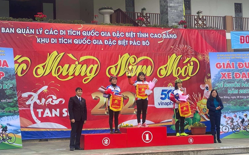 Ban Tổ chức trao giải nhất, nhì, ba nội dung thi đấu cá nhân nữ.