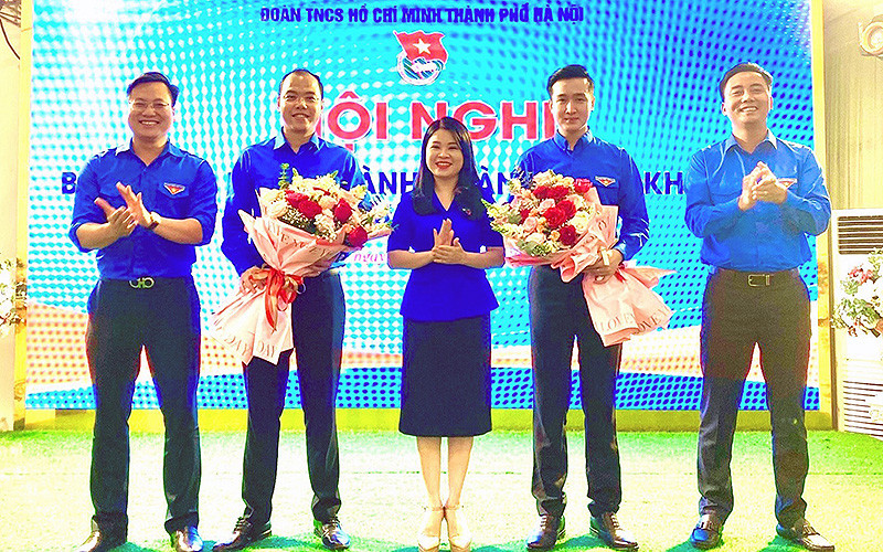 Các đồng chí Nguyễn Tiến Hưng và Đào Đức Việt (thứ 2 và 4 từ trái qua) nhận nhiệm vụ mới.