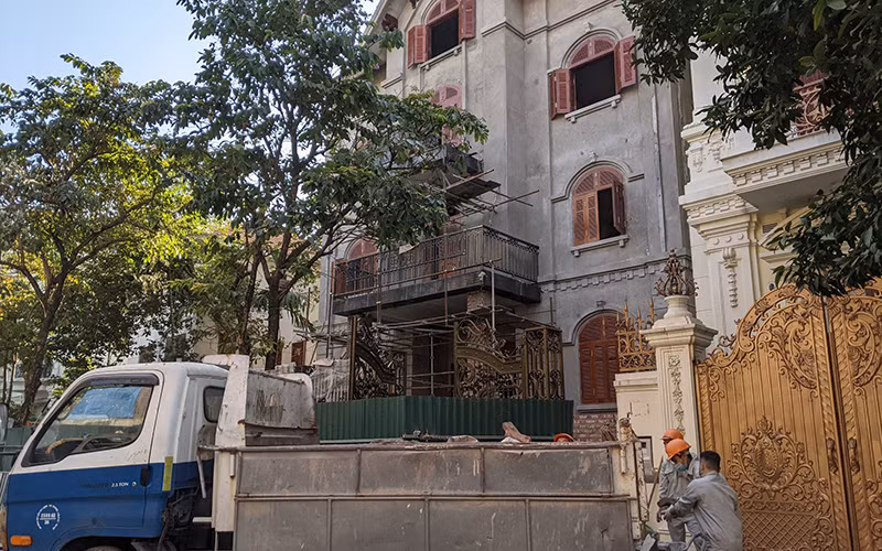 Công trình biệt thự số 9, khu biệt thự 5,2 ha Yên Hòa, Cầu Giấy, Hà Nội vi phạm trật tự xây dựng nhưng vẫn ngang nhiên hoàn thiện.