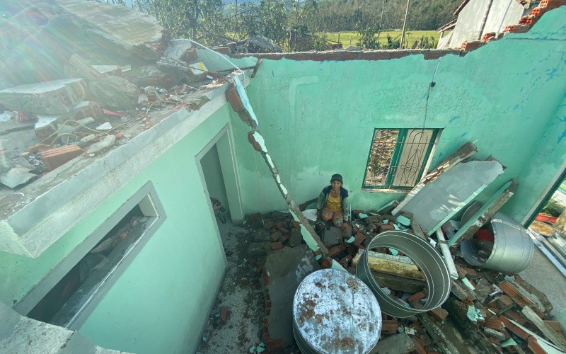 Là hộ cận nghèo, sau bão nhà ông Nguyễn Thanh Hải ở thôn Dương Quang (xã Đức Thắng, huyện Mộ Đức) chỉ còn đống đổ nát. 