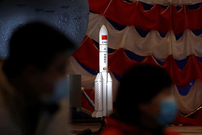 Chương trình thám hiểm mặt trăng của Trung Quốc triển lãm sứ mệnh Hằng Nga 5 tại Bảo tàng Quốc gia ở Bắc Kinh, Trung Quốc ngày 3/3/2021. Ảnh: Reuters.