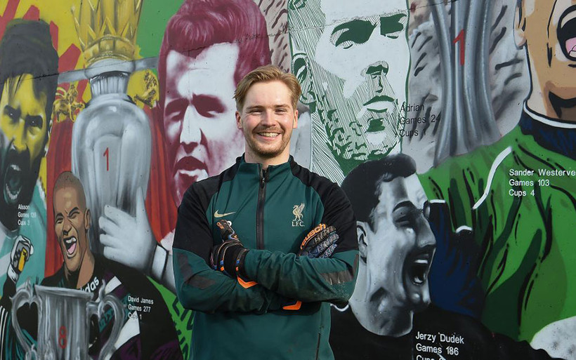 Caoimhin Kelleher trước bức tranh tường ở trung tâm huấn luyện AXA. (Ảnh: The Times)