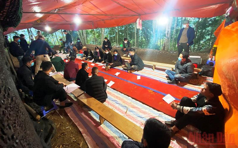 Các đối tượng tổ chức và đánh bạc bị công an bắt giữ.
