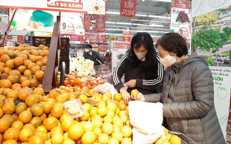 Người dân mua sắm hàng Tết trong siêu thị Big C Thăng Long. (Ảnh: Nguyên Trang)