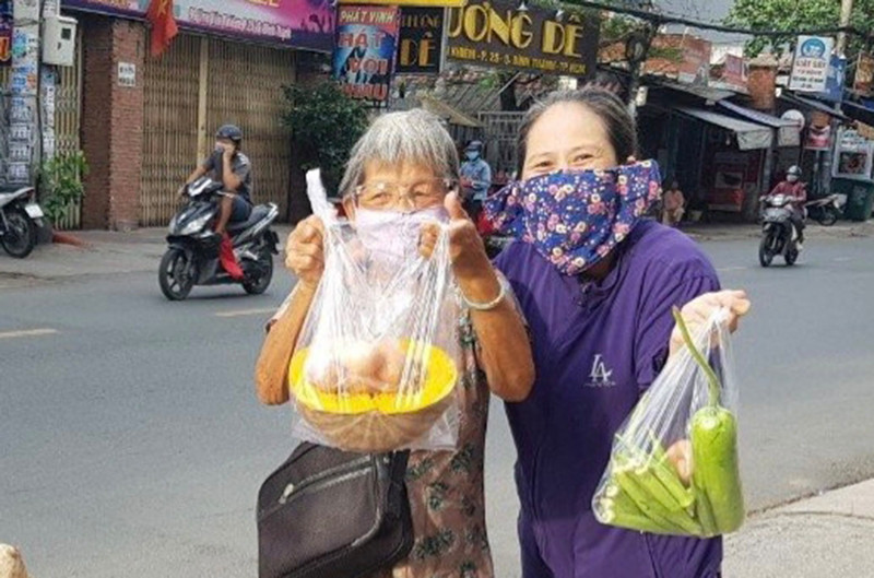 Người dân vui mừng khi nhận thực phẩm từ Tủ lạnh cộng đồng.