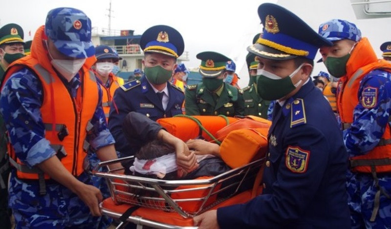 Người bị nạn đã được lực lượng cảnh sát biển đưa đi cấp cứu kịp thời ngay khi vào bờ. (Ảnh: Mạnh Thường)