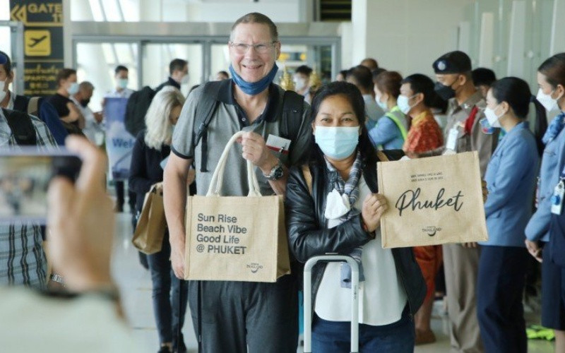 Những du khách nước ngoài đầu tiên tới Phuket ngày 1/11. (Ảnh: TAT Phuket)