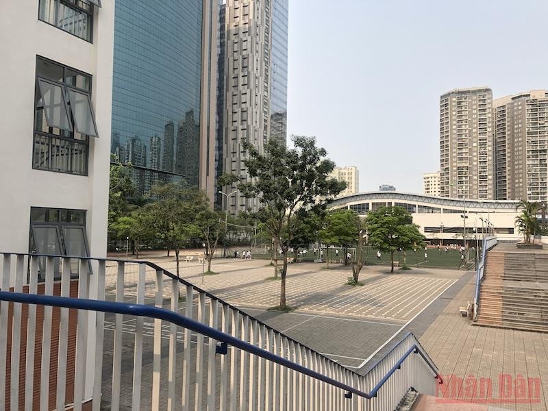 Trong khuôn viên Trường THPT chuyên Hà Nội- Amsterdam. Ảnh: VIỆT DŨNG