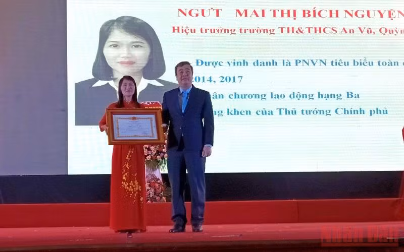 Bí thư Tỉnh ủy Thái Bình Ngô Đông Hải trao danh hiệu “Nhà giáo ưu tú” cho cô giáo Mai Thị Bích Nguyện.