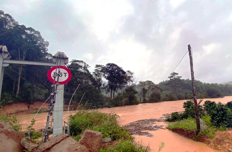 Cầu treo bắc qua suối Klong Klanh bị lũ cuốn sập khiến nhóm du khách gặp nạn.