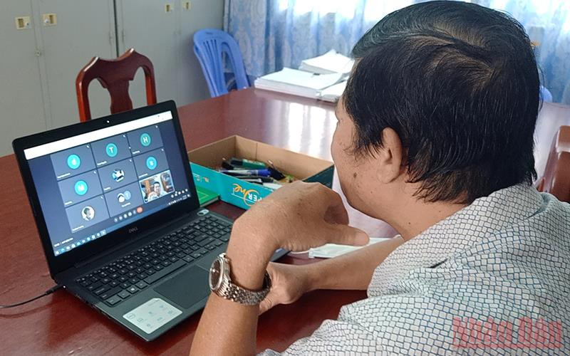 Thầy giáo Trường THCS Võ Nguyên Giáp tương tác với học sinh qua công cụ Google Meet.