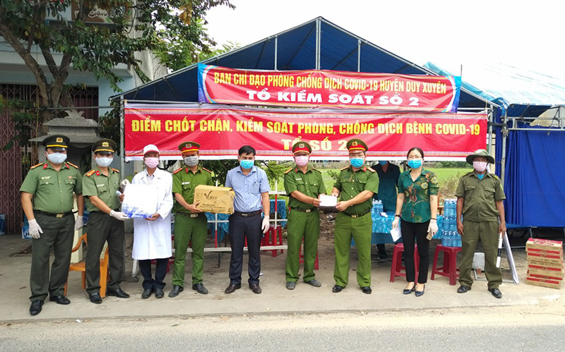 Ảnh minh họa: Trao hàng hóa hỗ trợ cho lực lượng kiểm soát dịch tại huyện Duy Xuyên.
