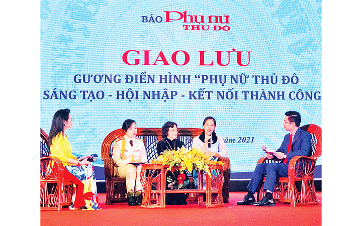 Các đại biểu giao lưu tại chương trình.