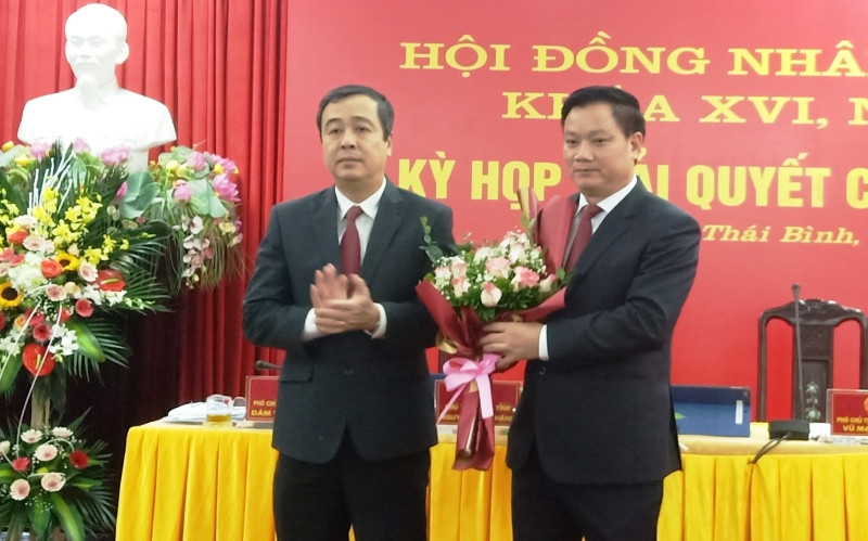 Bí thư Tỉnh ủy Thái Bình Ngô Đông Hải (bên trái) tặng hoa chúc mừng ông Nguyễn Khắc Thận giữ chức Chủ tịch UBND tỉnh.