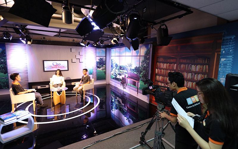 Sinh viên Viện Ðào tạo Báo chí và Truyền thông thực hành nghiệp vụ với hệ thống trang thiết bị hiện đại, đồng bộ và chuyên nghiệp.