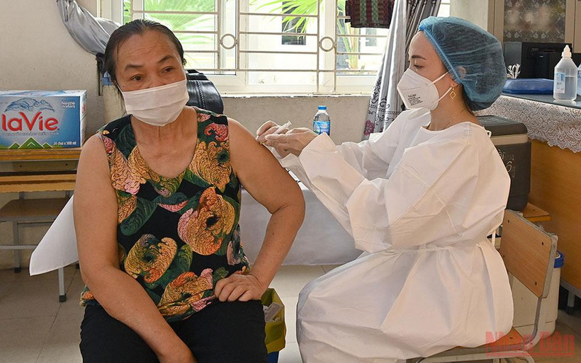 Tiêm vaccine cho người cao tuổi ở Hà Nội. (Ảnh: DUY LINH)