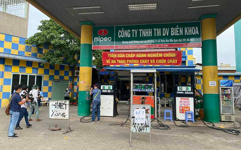 Ngày 20/2, Cửa hàng xăng, dầu của Công ty TNHH thương mại dịch vụ Biên Khoa tại 69/10X Phạm Văn Chiêu, phường 14, quận Gò Vấp, Thành phố Hồ Chí Minh treo biển “hết xăng”. 