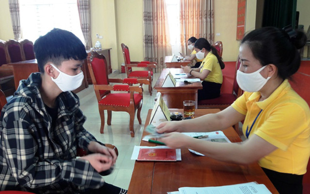 Chi trả tiền hỗ trợ người dân gặp khó khăn do Covid-10 ở Thanh Hóa (Ảnh minh họa: Mai Luận).