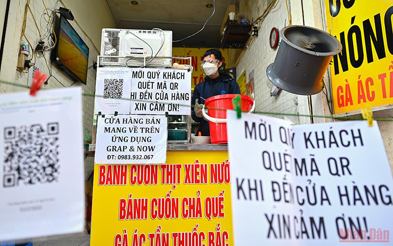 Các cửa hàng bán hàng mang về ở phố Ngô Sĩ Liên, quận Đống Đa, quận trước đó đã chuyển thành "vùng cam". (Ảnh minh họa: Thành Đạt)