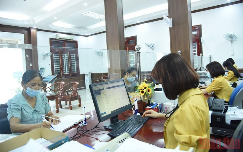 BHXH Hà Tĩnh đẩy mạnh cải cách thủ tục hành chính tạo điều thuận lợi để người dân dễ dàng tiếp cận chính sách an sinh xã hội. (Ảnh: NGÔ TUẤN). 