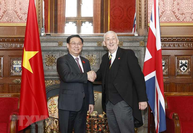 Chủ tịch Quốc hội Vương Đình Huệ và Chủ tịch Hạ viện Anh Lindsay Hoyle chụp ảnh chung. (Ảnh: Doãn Tấn/TTXVN)