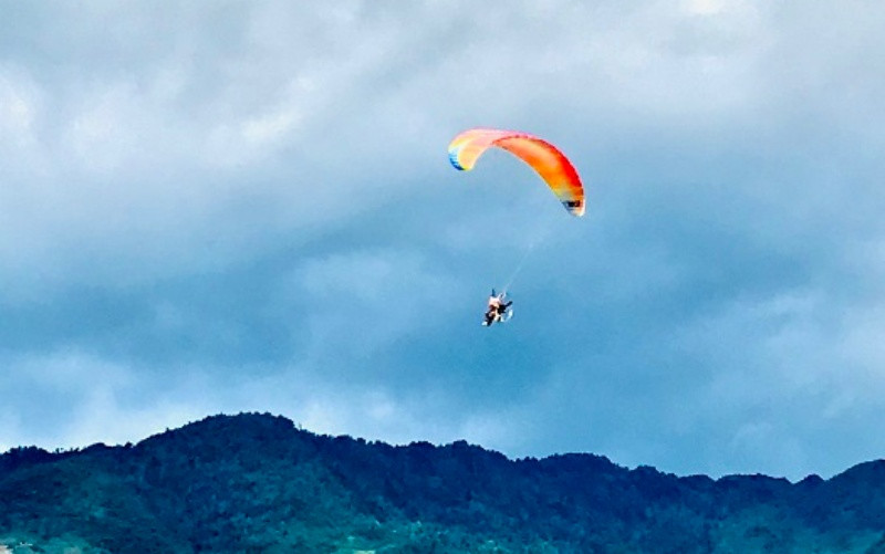 Dù lượn bay trên đèo Khau Phạ, Mù Cang Chải.