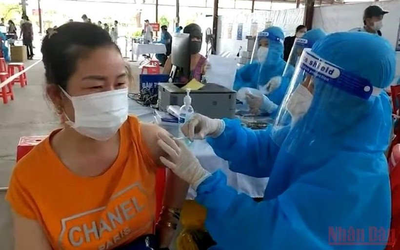 Tiêm vaccine ngừa Covid-19 cho các tiểu thương chợ Vinh. (Ảnh: THÀNH CHÂU).