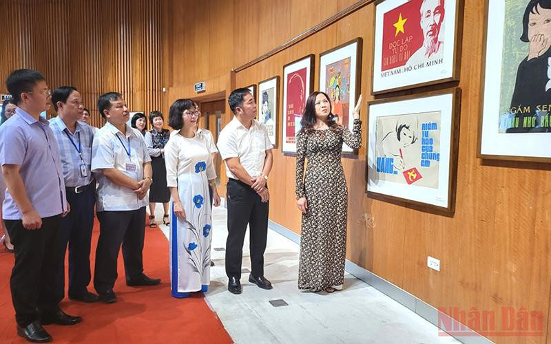 Triển lãm thu hút sự quan tâm của mọi người đến xem.