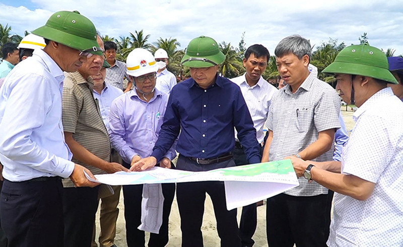Đoàn công tác khảo sát tại bờ biển Cửa Đại (Hội An).
