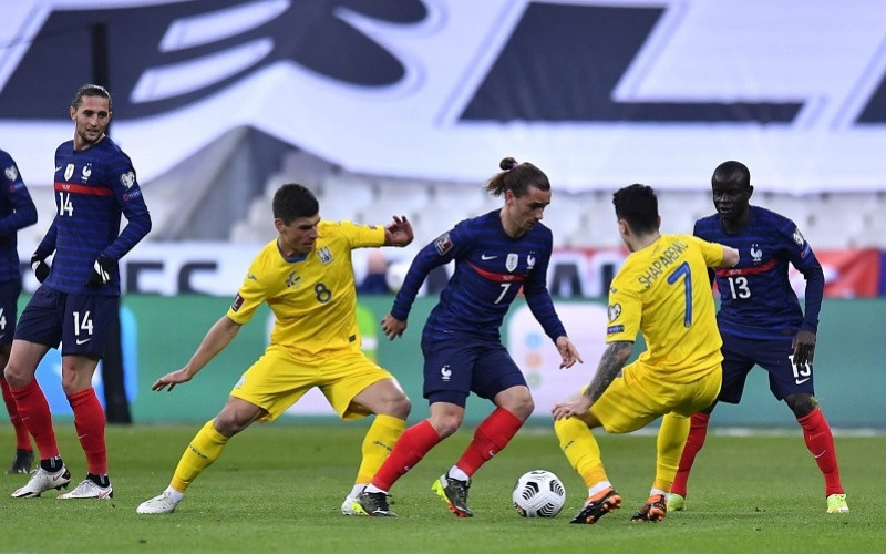 Antoine Griezmann đi bóng giữa vòng vây của các cầu thủ Ukraina. (Ảnh: Getty Images)