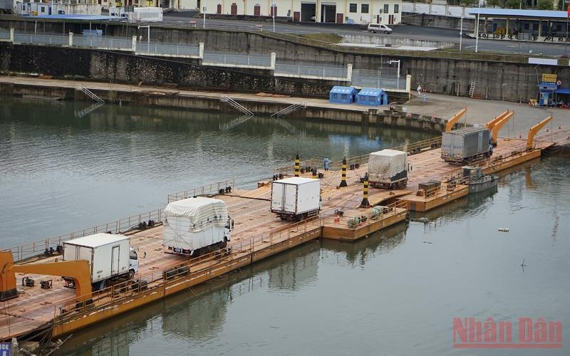 Hàng hoá thông quan qua lối mở Cầu phao Km3+4 Hải Yên, Móng Cái sáng ngày 3/2/2022.