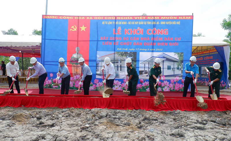 Lễ khởi công xây dựng 80 căn nhà liền kề chốt dân quân biên giới Đức Huệ.