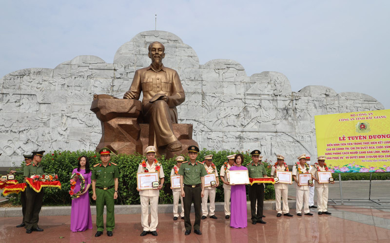 Tuyên dương các tập thể, cá nhân có thành tích xuất sắc tại buổi lễ. 