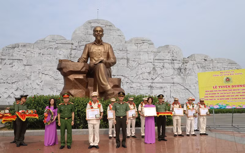 Tuyên dương các tập thể, cá nhân có thành tích xuất sắc tại buổi lễ. 