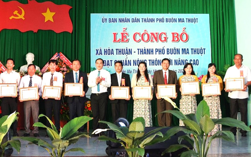 Lãnh đạo thành phố Buôn Ma Thuột trao tặng Giấy khen cho các tập thể, cá nhân xã Hòa Thuận có thành tích xuất sắc trong tham gia xây dựng nông thôn mới nâng cao ở địa phương.