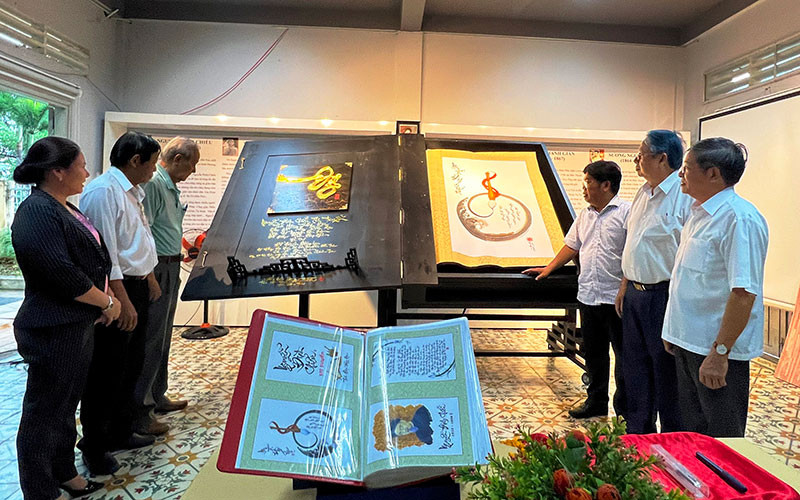 Ra mắt quyển thư pháp khổ lớn về Danh nhân Nguyễn Ðình Chiểu tại Bến Tre. 