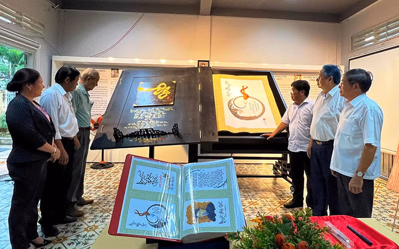 Ra mắt quyển thư pháp khổ lớn về Danh nhân Nguyễn Ðình Chiểu tại Bến Tre. 