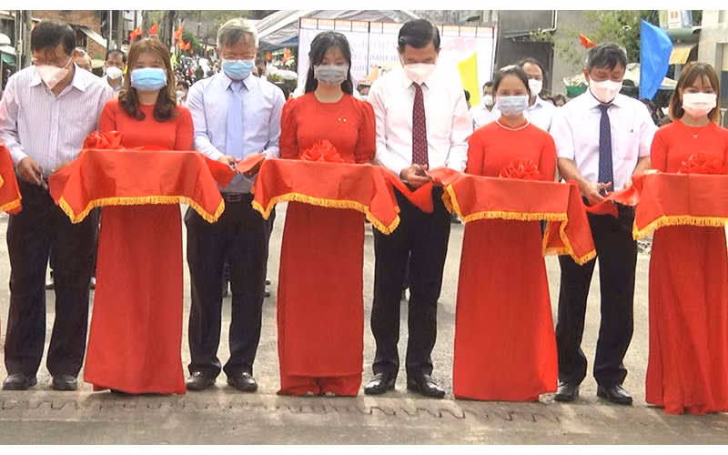 Lãnh đạo tỉnh Đồng Nai cắt băng thông xe cầu Thanh Sơn.
