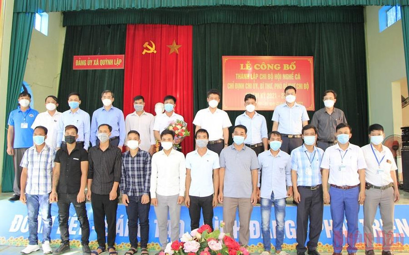 Lễ trao Quyết định thành lập chi bộ Hội nghề cá và ra mắt chi bộ. (Ảnh: THÀNH CHÂU).