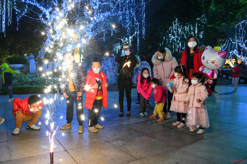 Không khí đón giao thừa tại Tượng đài Lý Thái Tổ, TP Hà Nội. (Ảnh: THÀNH ĐẠT) 